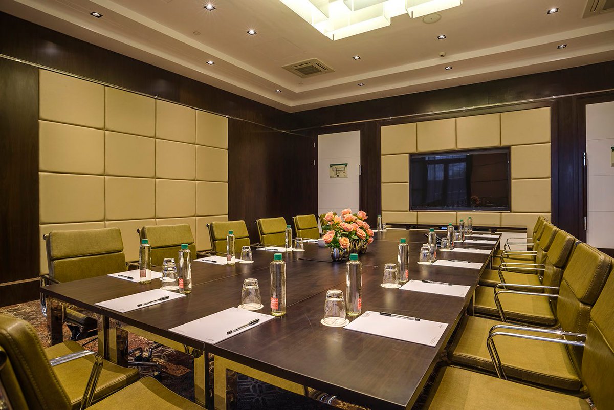 CrownePlazaNA's tweet photo. Start 2023 right. Our meeting rooms are the perfect environment to strategize and maximize your productivity for the new year!
#ConferenceRoom #MeetInStyle #LuxuryAirportHotel #LuxuryAirportHotelExperience https://t.co/KimqLewjKw