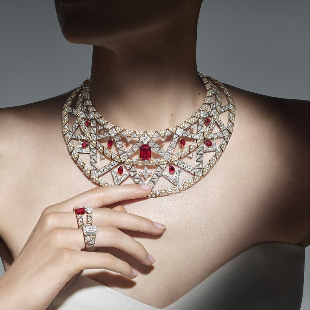 Francesca Amfitheatrof, directora artística de relojería y joyas de Louis Vuitton, ha creado una poderosa nueva colección de Alta Joyería de <a href="/LouisVuitton/">Louis Vuitton</a>.

(Todos los detalles en el link de la bio)

#theluxurytrends #louisvuitton #fashion #jewelry