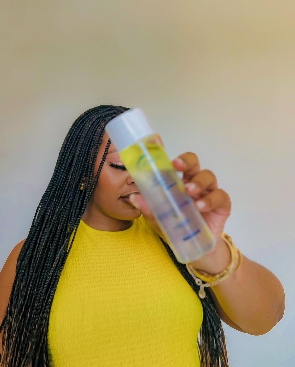 PortiaM_Skin's tweet photo. The @portiam_skin micellar water is our plug for this season .💛🍃
We show up with our facebeat and use it at night when we get home🤝🏽🤩🥰
Now available at @Dischem and Portia M Beauty Stores
#PortiaMSkinCare
#PortiaMSummer
📸 @zar_ntseto https://t.co/VfApfJQ34G