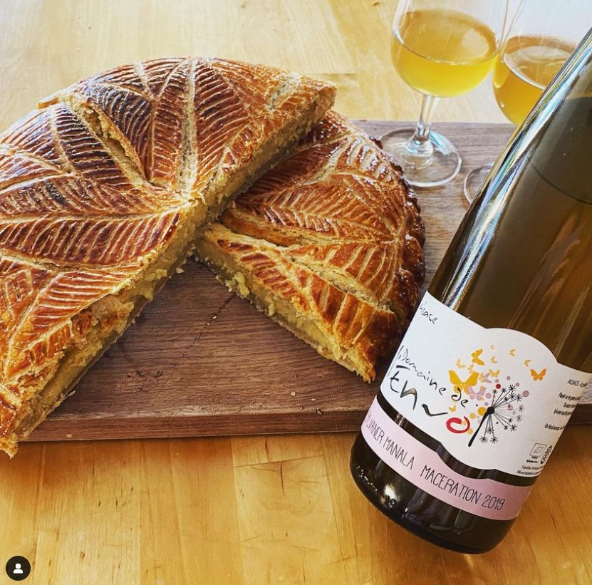DomaineEnvol's tweet photo. Rather than #Crémant, some of our customers preferred to pair the galette des rois with our #Sylvaner Manala #drinkalsace #alsacerocks #pairing #kingscake #domainedelenvol #orangewine #maceration

(Photo : in vin cible gourmet) https://t.co/ASB6F6RNc9