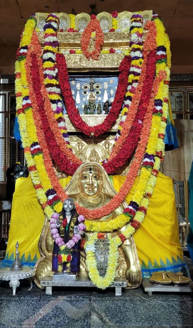 Jaggesh2's tweet photo. ಇಂದಿನ ರಾಯರ ಬೃಂದಾವನದ ಅಲಂಕಾರ ದರ್ಶನ 🙏 https://t.co/V23m1K4wgK