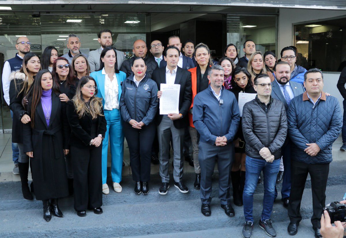 SandraCuevas_'s tweet photo. Hoy en compañía de Diputados, compañeros alcaldes y el Presidente del @PAN_CDMX, @AAtaydeR; acudimos a la @FiscaliaCDMX para denunciar a la Jefa de Gob. @Claudiashein por homicidio culposo, lesiones y abandono del servicio público por lo ocurrido en la Línea 3 del Metro. #SC https://t.co/YNFC2SQtZS