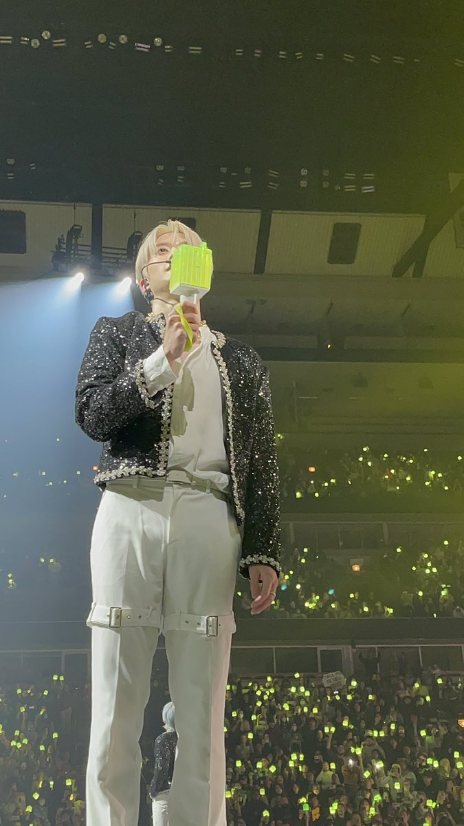 waveilla's tweet photo. statue of liberty esque jaehyun teehee 💚 https://t.co/sqnLM66HU1