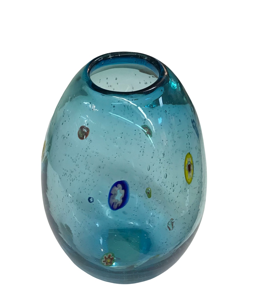 Mid 20th Century Italian Millefiori Hand Blown Blue Glass Vase

chairish.com/product/327716…

#clutterantiques #italianmillefiorivase #millefiorivase #italianvase #artglassvase #italianartglass #millefiori #sniderplazaantiques #interiordesign #chairish #foundandchairished