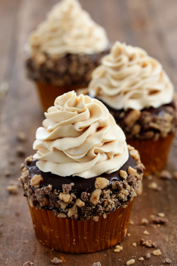 TOFFEE CRUNCH CUPCAKE!
recipe @ bakersroyale.com/toffee-crunch-…
