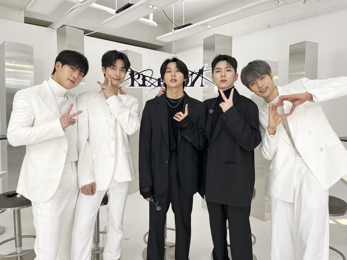 deazakiarn's tweet photo. Do you all agree with me right? that "Beautiful Liar" is very enjoyable even though you just heard it for the first time? The concept of this song is also really cool, it's hard not to watch the MV many times. 

#MONSTAX #BeautifulLiar #MXBackBack @OfficialMonstaX @MyKshopper https://t.co/Gkvevxpzh5