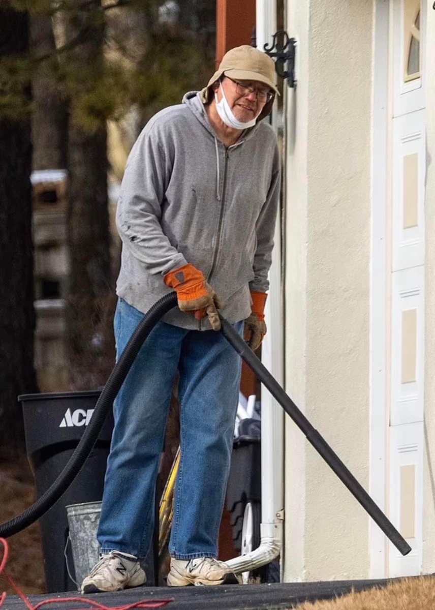 genemecenas's tweet photo. The family of #BryanKohberger should not be blamed on what he did! Seeing this picture of his father cleaning those broken glasses caused by those stup*d people is so heartbreaking 💔 His family is also devastated because of his actions. Please stop! #Idaho4 https://t.co/NJTFcxY2yo