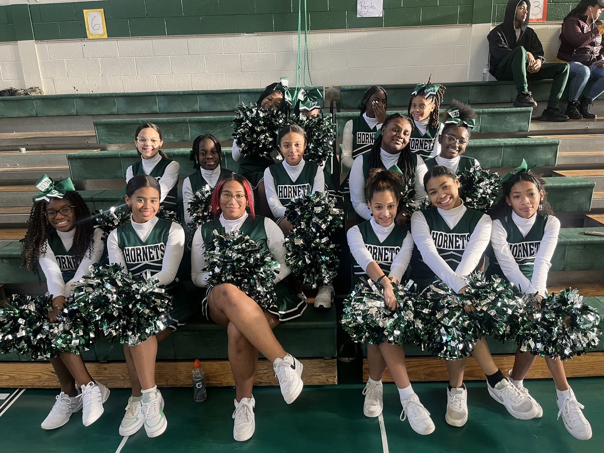HFMS_Cheer's tweet photo. Off to a great start this week💚🤍📣 https://t.co/ieMw581cED