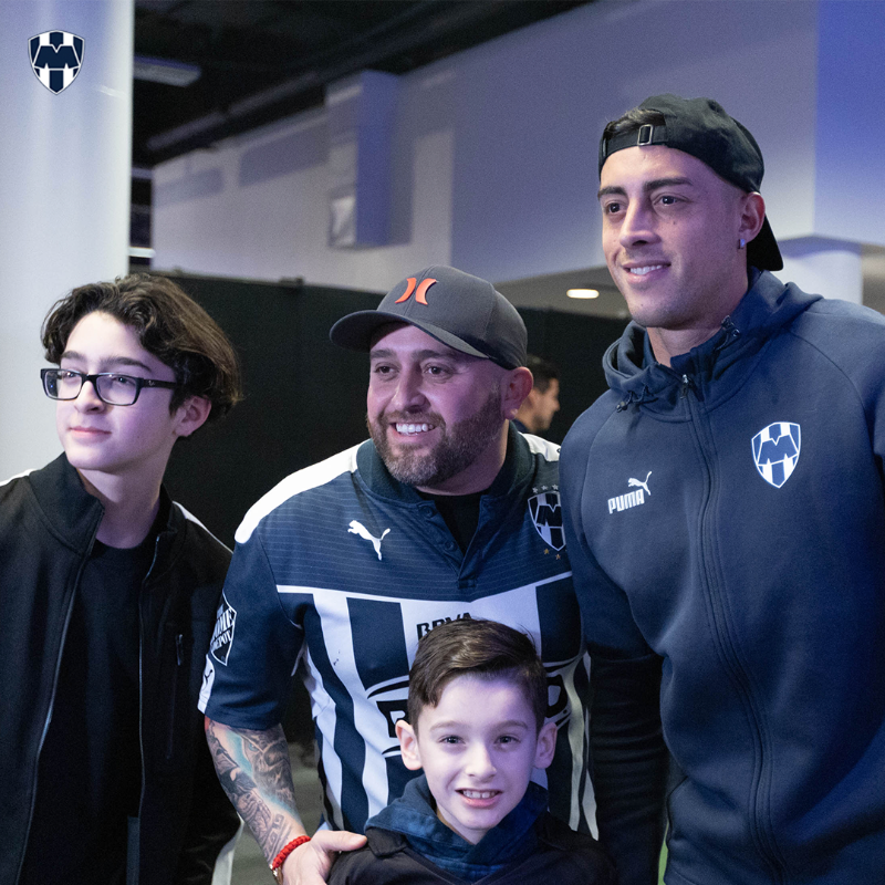 Rayados's tweet photo. ¡Gran experiencia con los #RayadosTexanos en el #RayadosFest de Austin! 💙 🤠
¡Gracias por acompañarnos! 🫶🏼🇫🇮 ¡Nos vemos mañana en el partido! ⚽