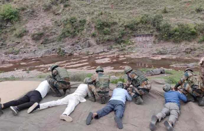 KreatelyMedia's tweet photo. 🚨#BreakingNews

देर से उठाया गया सही कदम!

आतंकवादियों का मुकाबला करने के लिए #CRPF अब जम्मू-कश्मीर के गांव वालों को हथियार चलाने की ट्रेनिंग देने जा रही है. 

जम्मू-कश्मीर के राजौरी में आतंकवादियों की बड़ी टारगेट किलिंग के बाद सरकार ने ये बड़ा फैसला लिया है. #JammuKashmir https://t.co/Ul8cibu6f8
