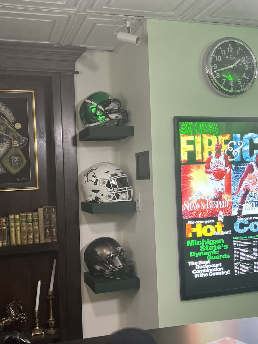 🚨CONTEST🚨

Win the replica, chrome MSU Football helmet pictured on the top shelf!

TO ENTER:

1. Retweet
2. Reply with a picture of you and any MSU athlete or coach, former or current.

(Must pickup in Oakland County)

Good luck, and Go Green!!! 💚