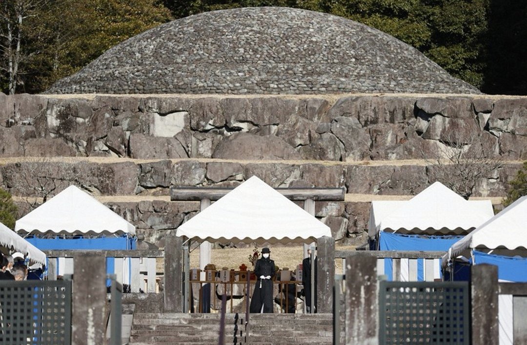 🇯🇵
#Japan’s Princess Kako of Akishino worshipped to the tomb of Emperor Showa marked the anniversary of his passing on 7 Jan. 2023 at the Musashi Imperial Mausoleum #Tokyo.

📸 Mainichi #PrincessKako #佳子内親王 #佳子さま #皇室 #日本