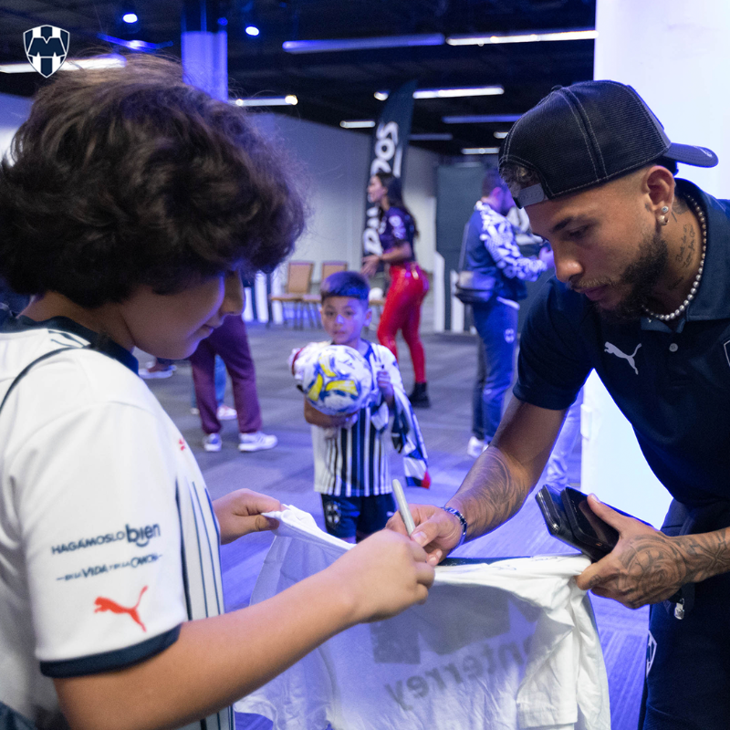 Rayados's tweet photo. ¡Gran experiencia con los #RayadosTexanos en el #RayadosFest de Austin! 💙 🤠
¡Gracias por acompañarnos! 🫶🏼🇫🇮 ¡Nos vemos mañana en el partido! ⚽