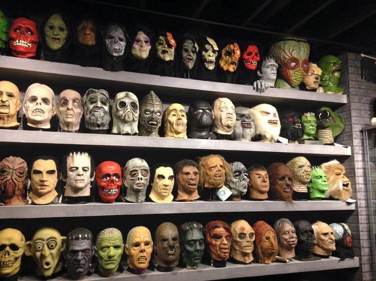 hauntorama's tweet photo. Amazing monster mask collection. Photo by Crimson Ghost via #Flickr.
#MonsterMonday #horrormasks #HorrorCommunity https://t.co/xlXzqvVEkH
