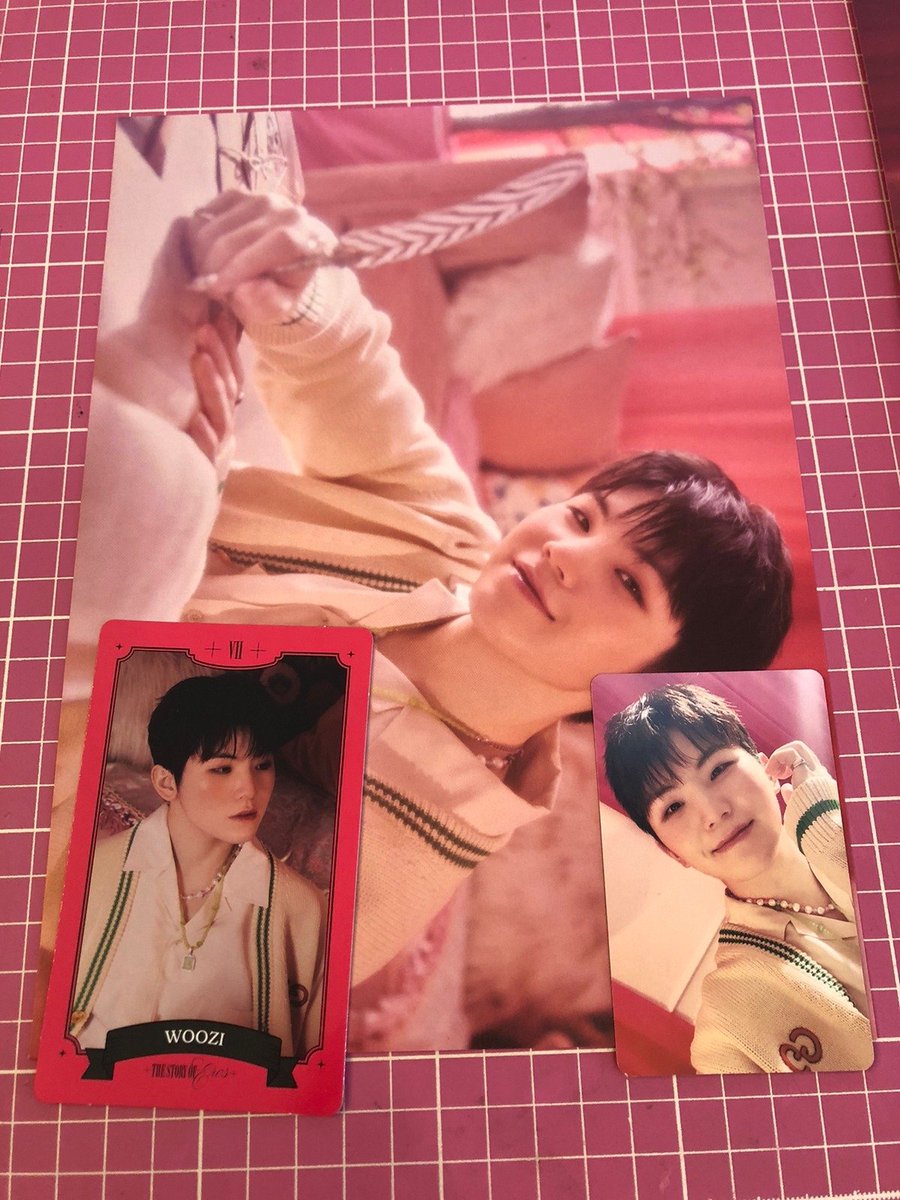 VENDO SET WOOZI SG 2023

R$35 + frete 

- Frete por carta registrada: R$12 
MiniPac/Sedex à calcular
- NÃO RESERVO

🏷️ SEVENTEEN - COMPRA E VENDA - SEASON'S GREETINGS - SVT -  Jihoon