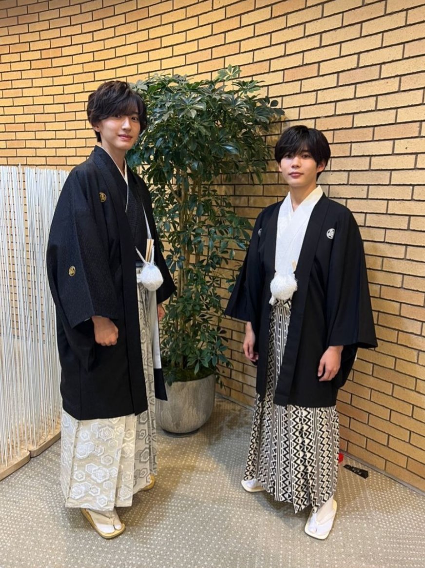 人気カラーの なにわ男子・道枝駿佑&長尾謙杜、大倉忠義提案の袴姿で