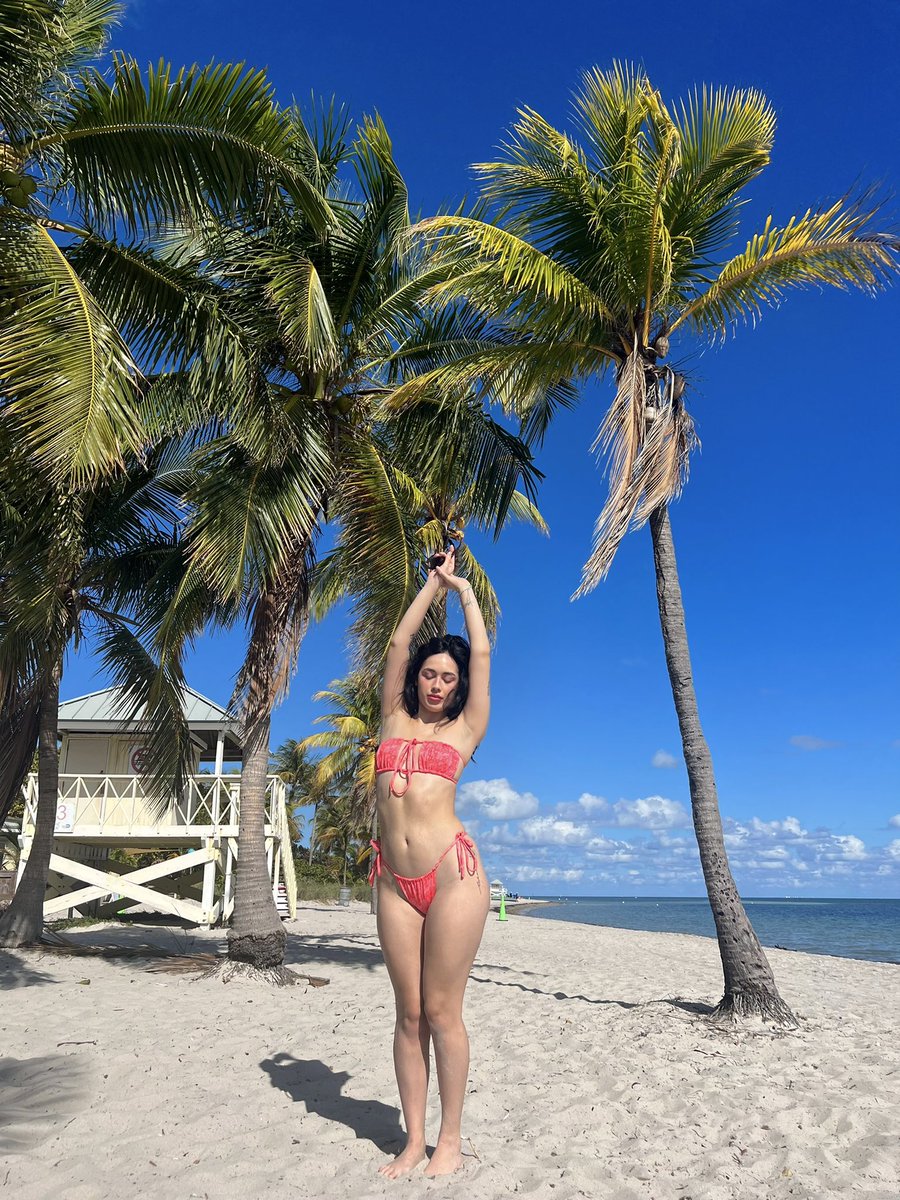 XileniaM's tweet photo. hay playa https://t.co/BBram9UZpo