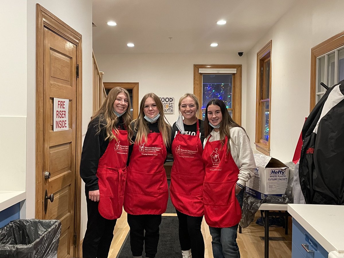 BayleePMartinez's tweet photo. Nation Softball monthly service project. Such an amazing experience serving the families at the Ronald McDonald House. https://t.co/S8JsHujY1c