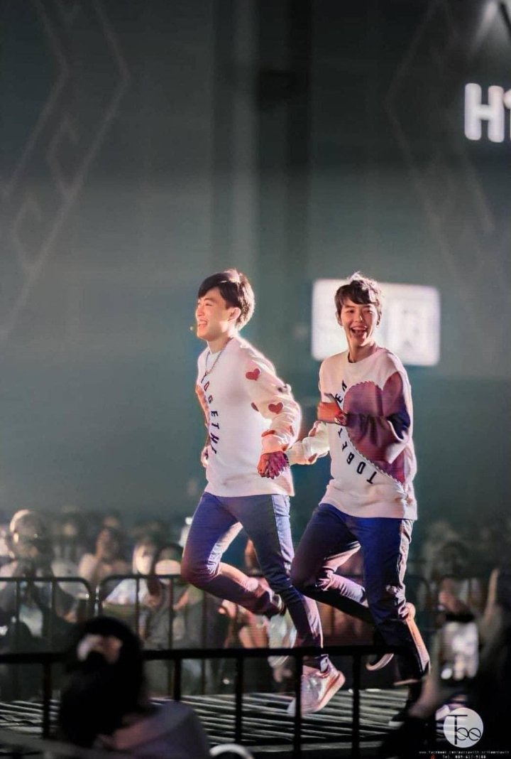 Rabbit_0854's tweet photo. ชอบภาพนี้มากก..ขอให้จับมือกันไปแบบนี้เลยน๊าา🥰💚💛
#YoucandoNookPai https://t.co/DcbhRZDCra