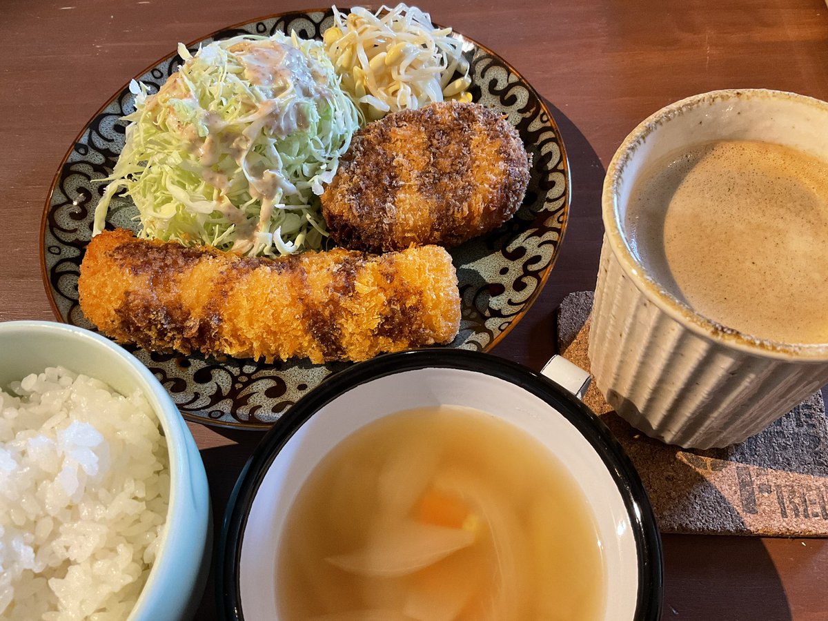 hatuki_yoshi's tweet photo. 本日の @cafeoverfree の日替わりランチはミックスフライ✨
さっくさくの揚げたてフライがイカは柔らかく、コロッケはホックリと美味しかったです✨
久しぶりにやっと来れた！今年はもっと行きたい！

委託販売は一旦在庫整理のため作品を下げますが、過去作品は大特価で新作も出したいと思ってます♪ https://t.co/m69PWpdRRc