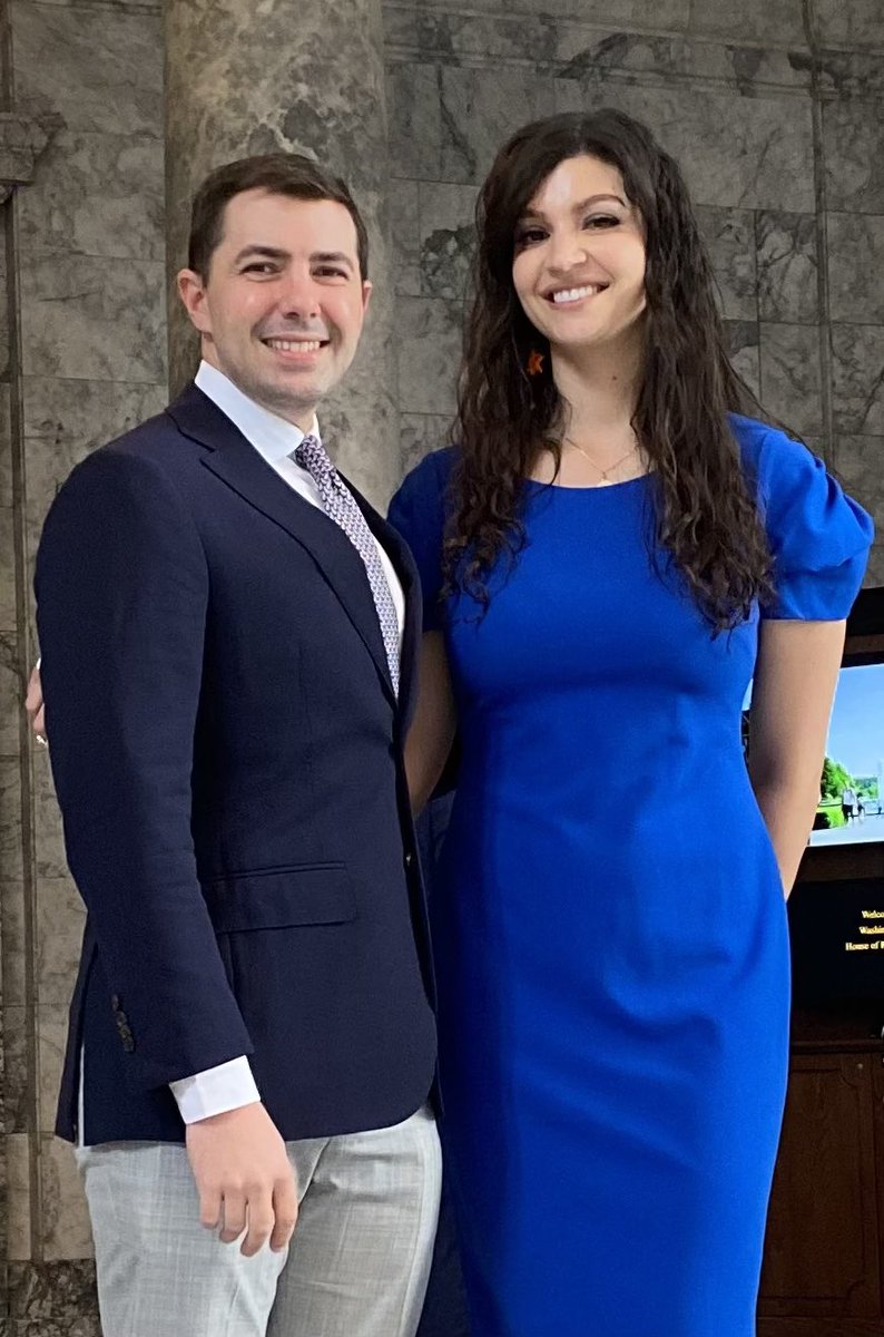 TheCHLI's tweet photo. Congratulations to #TheCHLI 2012 Global Leader Intern, @SharlettMena, now State of Washington Representative for the 29th District! 👏🏼 CHLI Alumni Assoc. Prez @_KeithFernandez in person for the swearing in! https://t.co/Ypg4pdbcQj