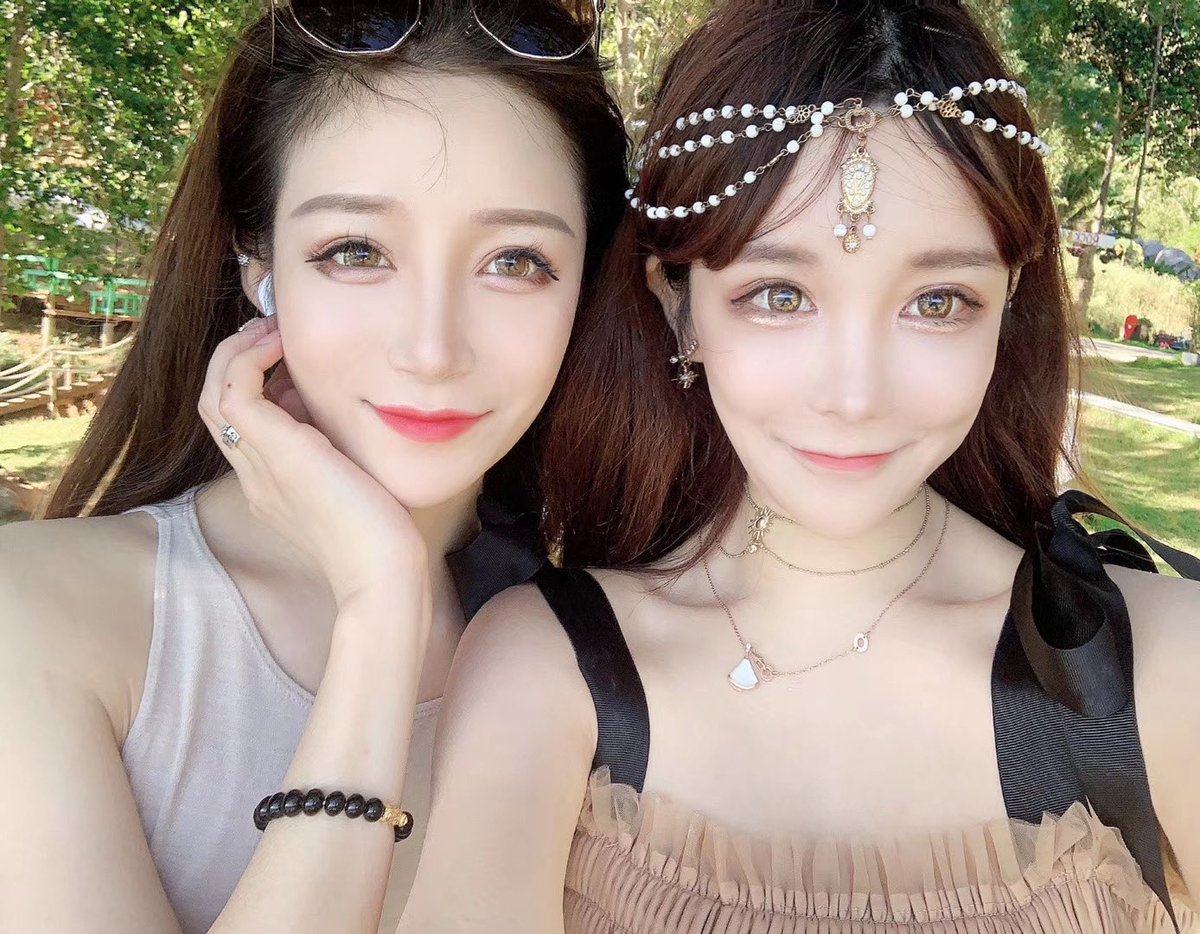 我这里的小狗都是亲自聊的哦 有认识的去她们拿她们内裤丝袜 还有偷拍过小狗们尿尿哦 我也是够坏的 🚪188