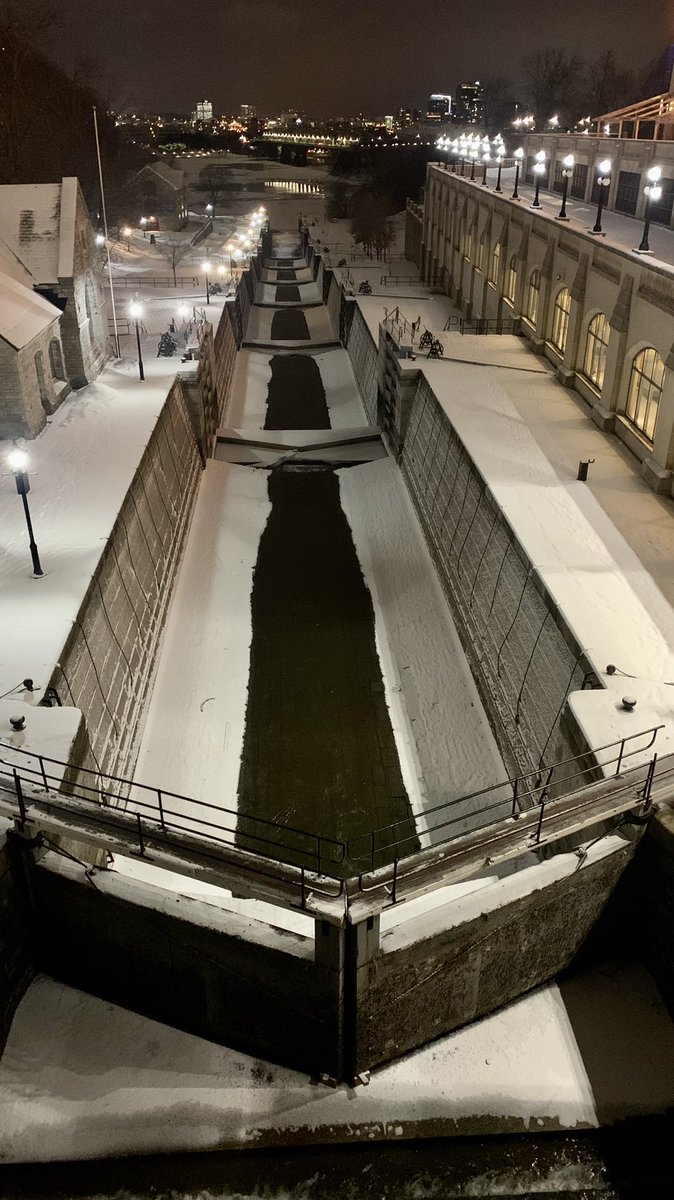 Guy_Theriault's tweet photo. The majestic hibernating @RideauCanalNHS #OttawaLocks in downtown #MyOttawa. Les écluses d’Ottawa du @LHNCanalRideau en pleine hibernation dans le centre-ville de #MonOttawa https://t.co/uylswWmuql