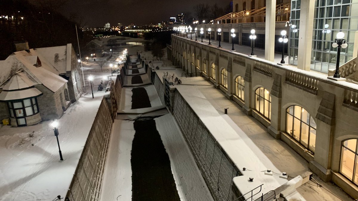 Guy_Theriault's tweet photo. The majestic hibernating @RideauCanalNHS #OttawaLocks in downtown #MyOttawa. Les écluses d’Ottawa du @LHNCanalRideau en pleine hibernation dans le centre-ville de #MonOttawa https://t.co/uylswWmuql