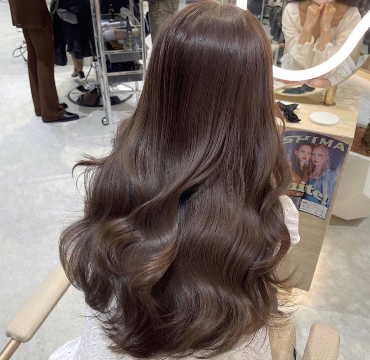 Hamkdy_'s tweet image. Fact จากการไปญป สาวญปสวยมากก แต่งตัวดี แต่งตาสวย กรีดตาตก สังเกตเค้าจะให้ความสำคัญกับผม หน้าม้าเป๊ะทุกคน พองสวยไม่แตก เซตอย่างดี(ทำได้ไง🥹) ผมไดร์หนีบหรือลอนมาอย่างเนี๊ยบ ส่วนมากจะลอนปลาย สีผมไม่มีใครผมด่างหรือทิ้งโคนดำไว้เยอะเลย สวยเหมือนออกจากซาลอนทุกวัน ส่วนมากผมสีน้ำตาลโทนนี้