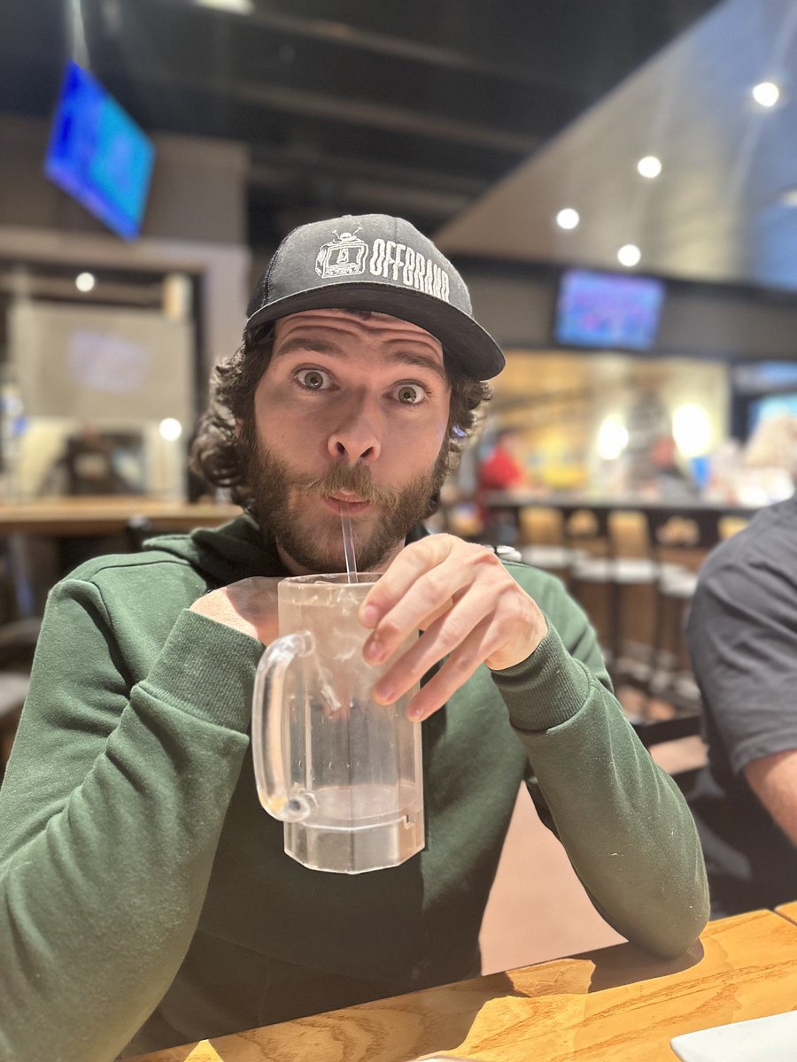 oompaville's tweet photo. At chilis again. INSANELY horny. https://t.co/cICa27odAQ
