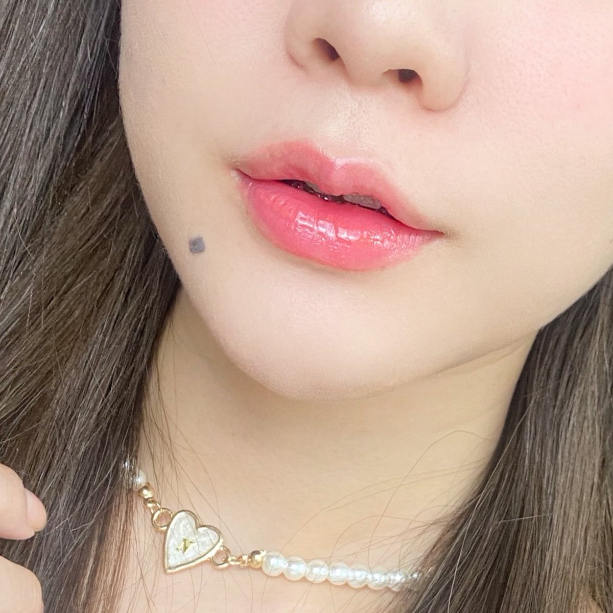 nnannie_e's tweet photo. โหหหห ลิป 4u2 สีนี้ฉันพลาดไปได้ไง✨
สวยมากกกก อันนี้เบอร์ 03 deja vu เป็นชมพูระเรื่อๆธรรมชาติมาก แล้วสบายปากด้วยอะ เป็นทิ้นต์เนื้อน้ำ ที่ให้ความชุ่มชื้นดี ปากไม่แห้งชอบตรงนี้  ขอไปตำสีนี้เพิ่มก่อน #รีวิว4u2 https://t.co/WMkVzNjG4B