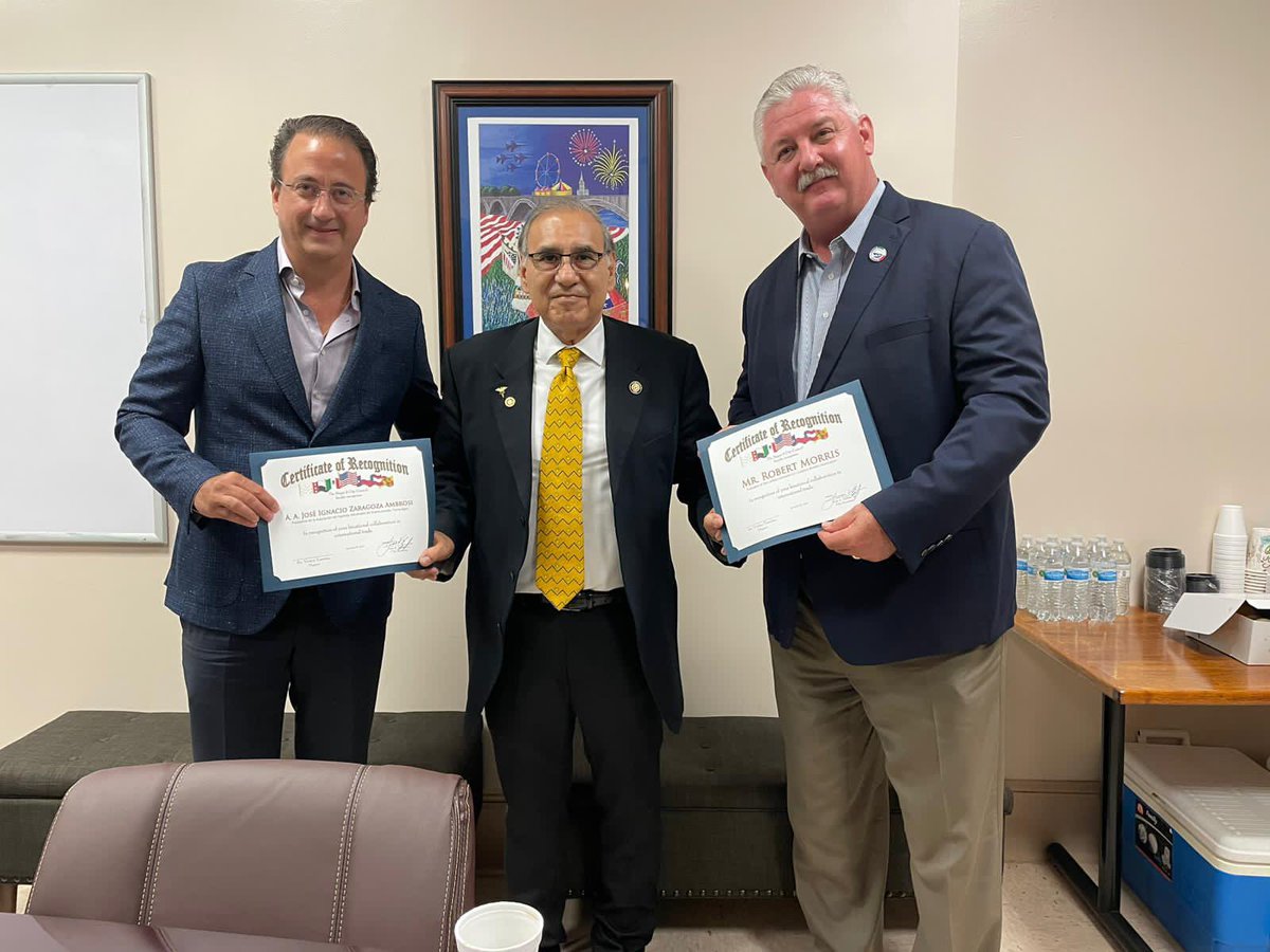 AgentesNld's tweet photo. ▪️ #AAANLDComunica 
La Asociación de Agentes Aduanales de Nuevo Laredo, representada por el Presidente @ignaquiz, fortaleció su #PresenciaBinacional ante los retos aduaneros de “Los Dos Laredos” junto al Mayor, Dr. Victor Treviño y Robert Morris, Presidente de #LLUSCBA🇺🇸🇲🇽 https://t.co/cMbz6YcB68