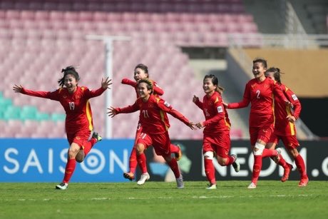 VietFooty's tweet photo. Another awesome thing to witness has been the growth on the women’s side. From the national team booking the country’s first ever WC ticket to seeing Huynh Nhu move to Portugal and hold her own there! Then we saw the first professional contracts signed for the domestic league! ❤️ https://t.co/b0svnsrCKs