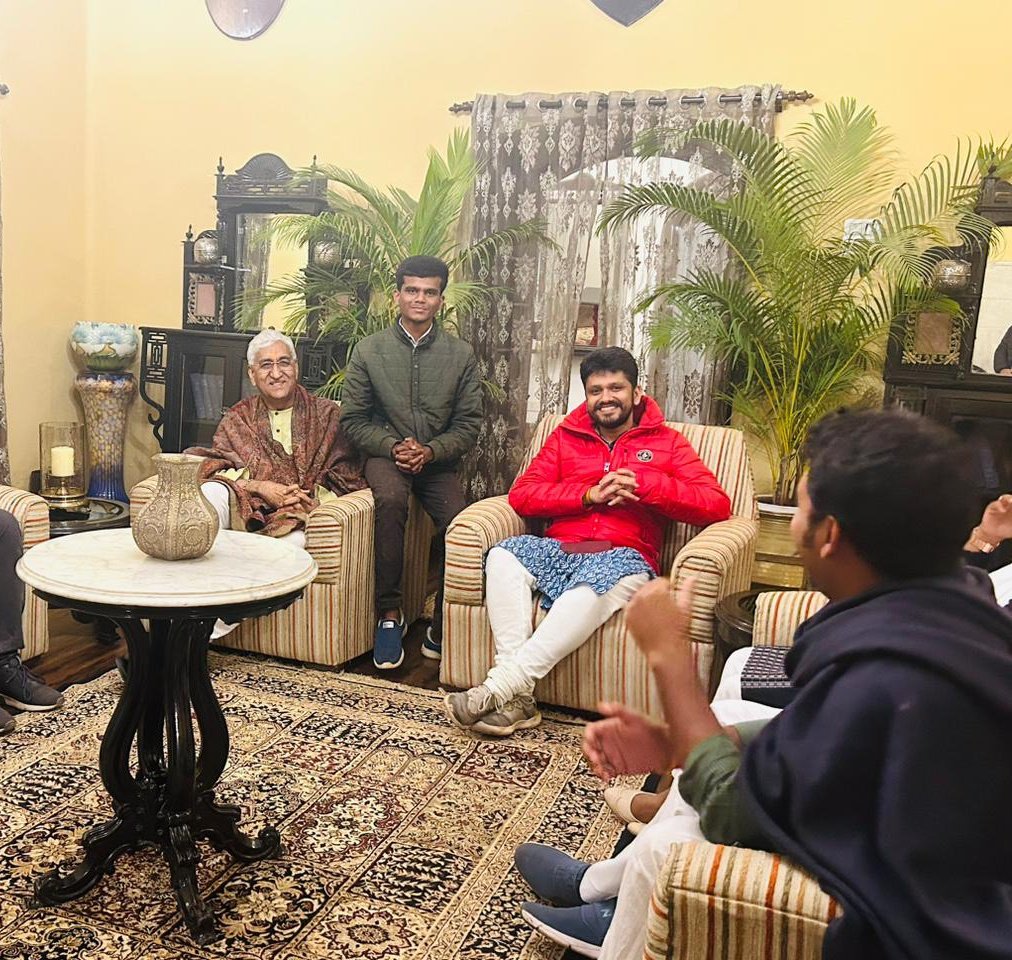 Vibhuonline's tweet photo. बेवक्त,बेवजह,बेहिसाब मुस्कुरा देते हैं, आधे दुश्मनों को तो यूं ही हरा देते हैं।।
#WithBoss❤️
@RahulGandhi @TS_SinghDeo @aadi_surguja https://t.co/TSHuxD1uwy