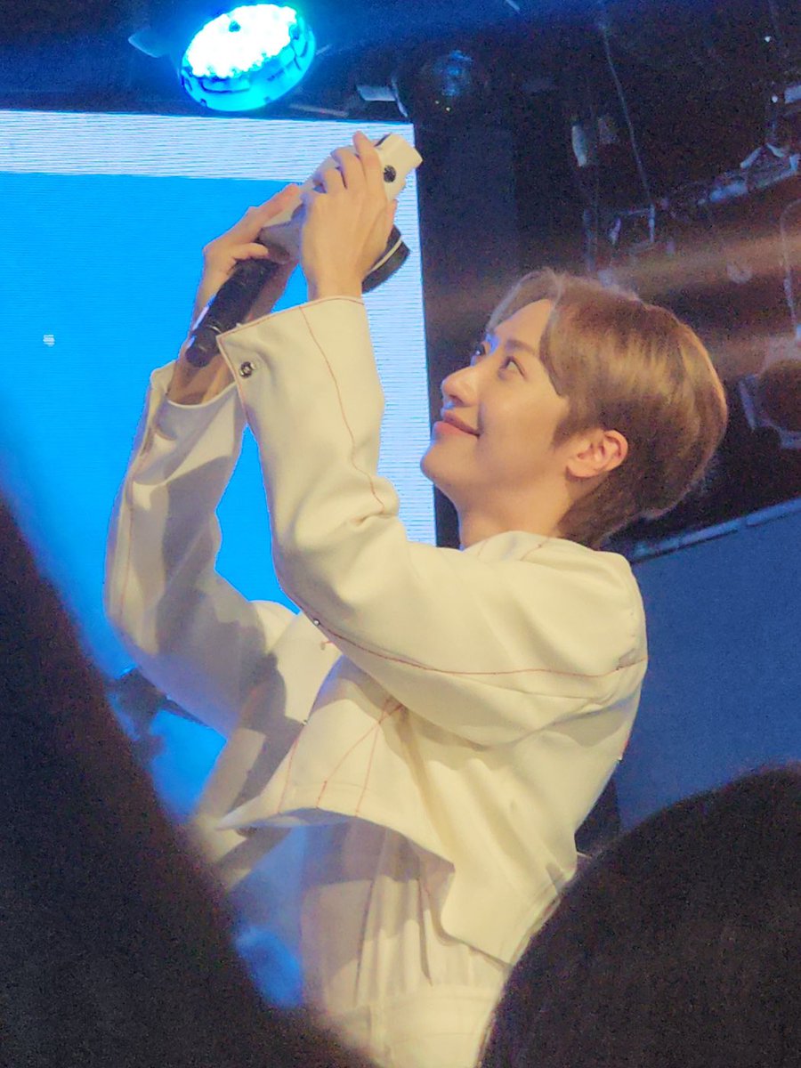 동명시에 동명이 생일축하하기🌟
우리 선샤인보이 한 번 더 생일 너무너무 축하해💛💛💛
오늘 많이많이 행복한 하루 보내길 바라🫶

#세상_바꿀_멋진_동명아_생일축하해
#Honey_Vocal_Dongmyeong_Day