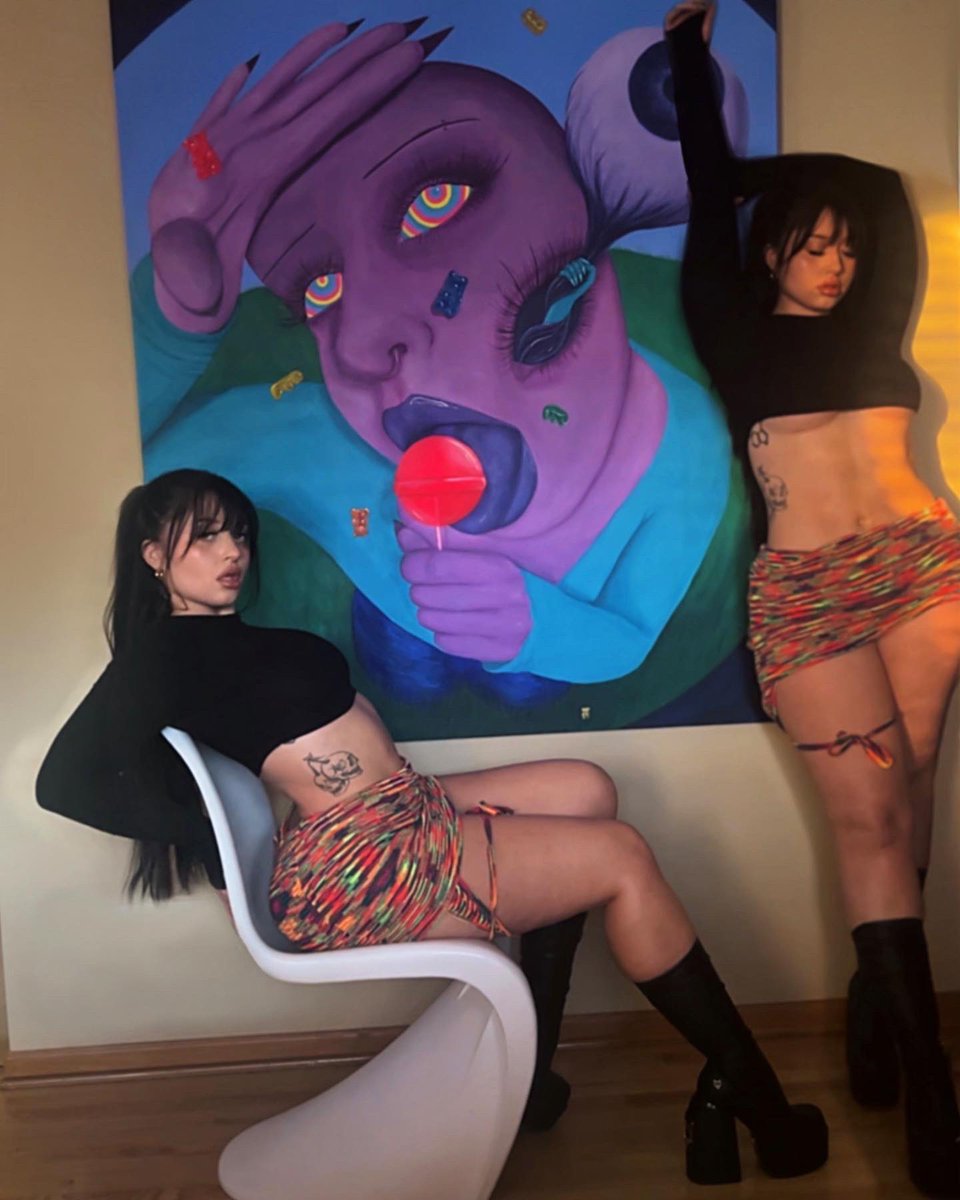 laneybabyart's tweet photo. me + my art💗 https://t.co/KoJIYoZ8eX