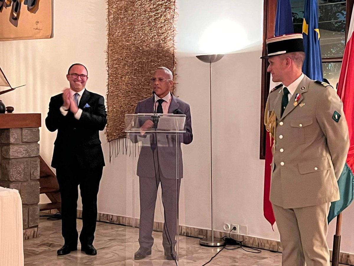 ambafrmada's tweet photo. L'Ambassadeur de 🇫🇷 à  🇲🇬 a remis la médaille d'honneur des Affaires étrangères à 6 agents de l'Ambassade pour leur engagement dans le cadre de l'organisation et la gestion de l'aide fournie par la France à la suite des cyclones #Batsirai et #Emnati. https://t.co/3coNbYe0sK
