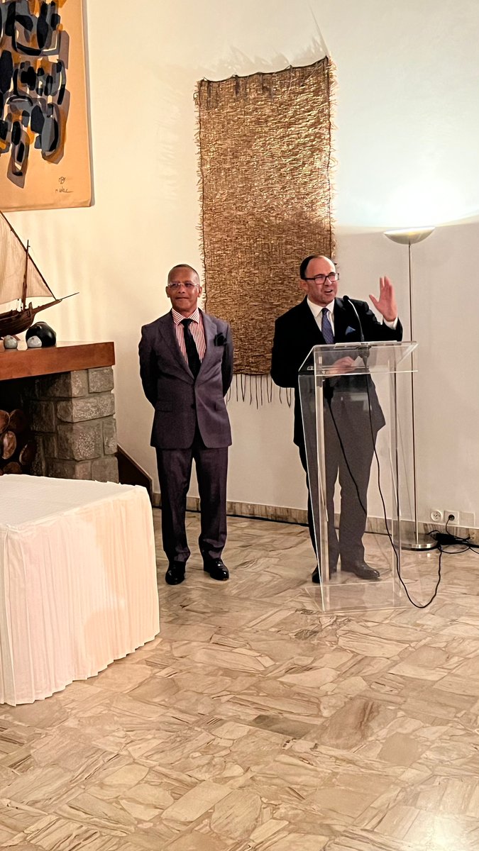 ambafrmada's tweet photo. L'Ambassadeur de 🇫🇷 à  🇲🇬 a remis la médaille d'honneur des Affaires étrangères à 6 agents de l'Ambassade pour leur engagement dans le cadre de l'organisation et la gestion de l'aide fournie par la France à la suite des cyclones #Batsirai et #Emnati. https://t.co/3coNbYe0sK