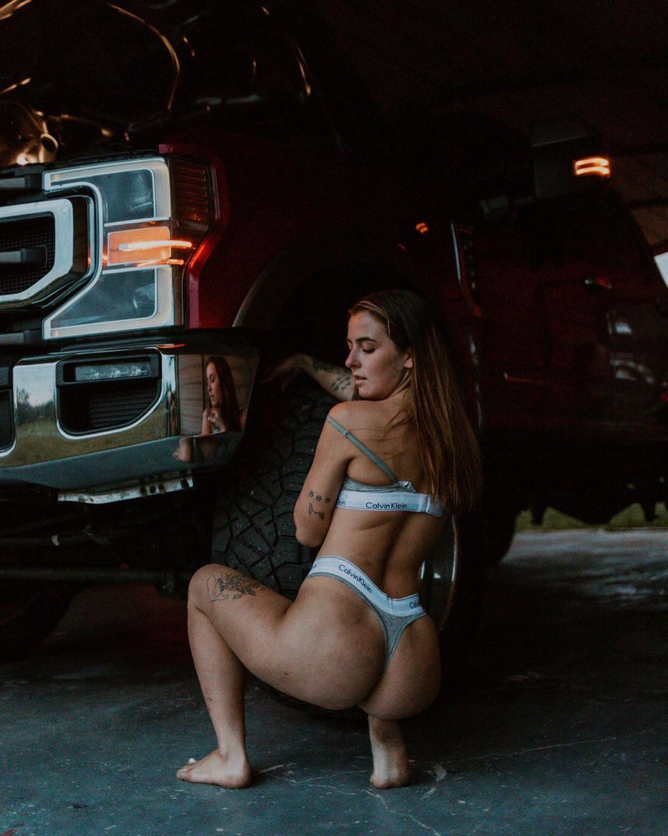 meganhaileyyyy's tweet photo. Rt if you want me to make a nude oil change vid for OF https://t.co/MTAFWiOrMR