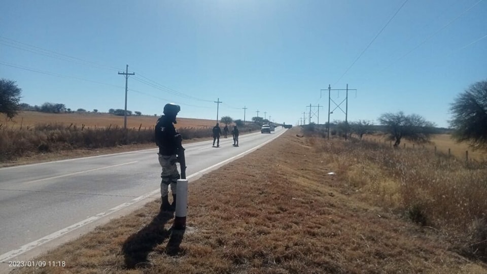 HrPelotonmx's tweet photo. Fue durante la mañana que elementos de la #GuardiaNacional se encontraban realizando un operativo especial en inmediaciones de la comunidad de La Tamariza en la carretera que va del municipio de Vicente Guerrero a #Suchil. #EJERCITOMEXICANO https://t.co/SqvzG5UgtK