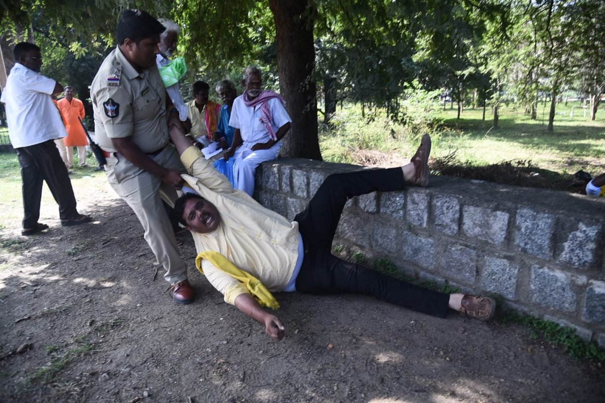 Anil1k98's tweet photo. Is this way Police behaves with Youth and Future Of #AndhraPradesh ???
There Is No Freedom In AP The #AndhraPoliceDepartment are slaves to Jagan Reddy ??
Just Time Matters .... Everything Will be remembered and Returned.
@VK84015570
#WeWillBack
#TDPWillBeBack #TDPTwitter https://t.co/CeH8CS3jq3