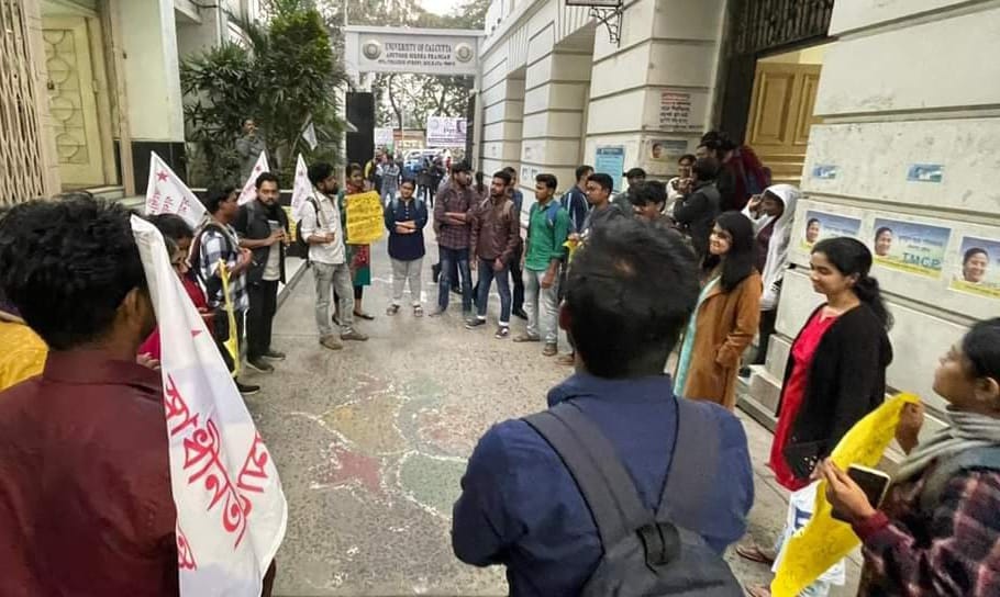 MayukhDuke's tweet photo. Modi govt has discontinued the Maulana Azad National Fellowship which offered to students from the minority communities doing their MPhil & PhD. The govt argues that #MANF overlaps other scholarships offered to the same students.This argument does not hold any merit. So..Protest. https://t.co/5QS4ndMVwQ