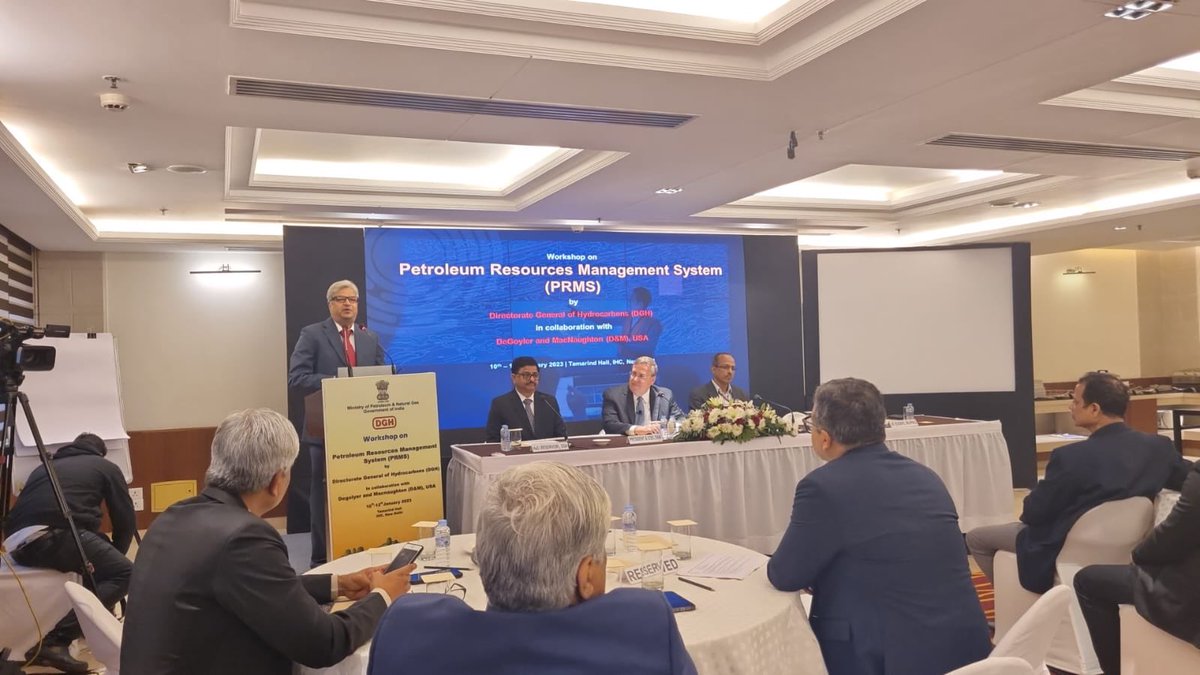 DghIndia's tweet photo. Shri Sunil Kumar - Joint Secretary, @PetroleumMin addressing participants during Workshop on #PRMS at IHC, New Delhi
@DGHIndia #PRMS #DeMac #reservoirmanagement https://t.co/BnGLrV4JMr