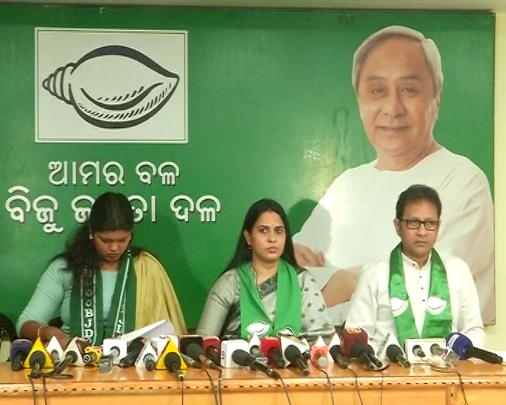 NandighoshaTV's tweet photo. ଦେବଗଡ଼ ବିଧାୟକ ସୁବାସ ପାଣିଗ୍ରାହୀଙ୍କ ଗୁଣ୍ଡାଗିରିକୁ ବିଜେଡିର ନିନ୍ଦା । ଏସଏଚଜିଙ୍କ ଦ୍ବାରା ନିର୍ମାଣାଧୀନ ପାଚେରୀ ତାଙ୍କ ଉପସ୍ଥିତିରେ ଭଙ୍ଗାଗଲା । ଏହା ମହିଳାଙ୍କୁ ଅସମ୍ମାନ ।
#BJD #subaspanigrahi #debagada #NandighoshaTV https://t.co/LpvBgBzScq