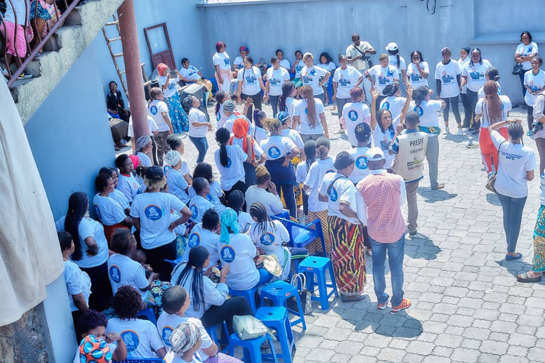 LindaNsimire's tweet photo. #N_K: Après la convention nationale du parti @Ensemble_MK, la coordinatrice provinciale adj d #DFC @TheyBrigitte À fait  une restitution avec les représentantes d 18 quartiers d la ville d #Goma sur les décisions prises à la convention nationale, échange sur processus électoral. https://t.co/v4eCjKI2BG
