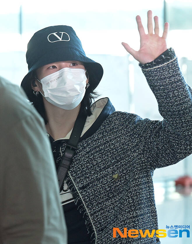 bangterest's tweet photo. HAVE A SAFE FLIGTH MIN YOONGI! <3 https://t.co/QglIdWmVu3