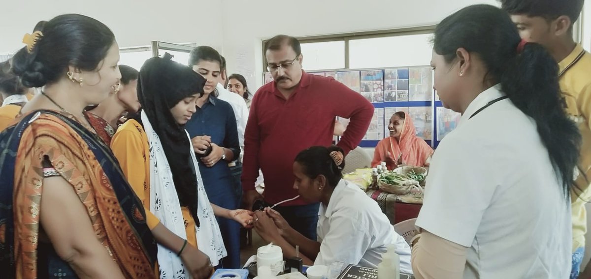 DetrojHealth's tweet photo. દેત્રોજ BRC ભવન કિશોરી મેળા માં કિશોરીઓના આરોગ્ય ને લગતી વિવિધ યોજનાઓ  વિશેની માહિતી આપી તથા  એનેમિયા વિશે વિસ્તૃત માં ચર્ચા કરી...અને કિશોરીઓના HB ની તપાસ કરવા માં આવી... https://t.co/kjvOh2gQ7t