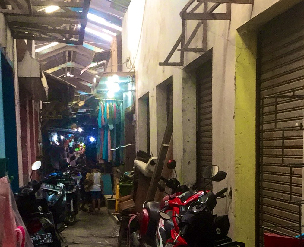 di_chriz's tweet photo. Semoga #mixue buka cabang di pasar iki. Banyak toko tutup nih 🤭. Kapan lagi tetanggaan sama Es Cream Store wkwkwk 🤪🤪 https://t.co/1pwRnLKNzn