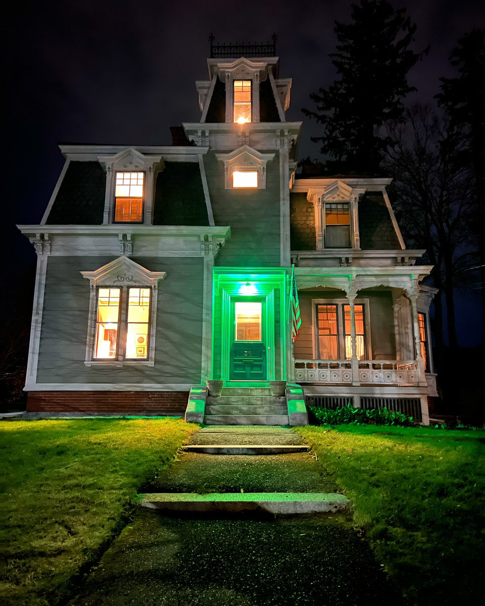 I love the architecture in my city. Especially in the fall and winter. Saw a neighbor’s house look like this while walking with the dog. 

Meant to share this a bit ago, but better late than never. 

#victorianstyle #victorianhome #greenlight #halloween
