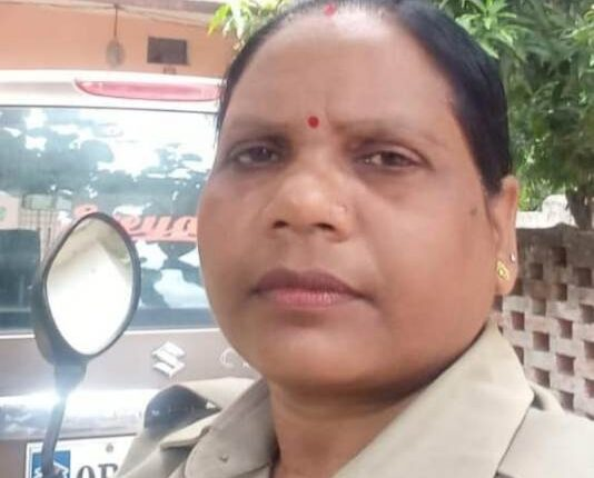 sambad_odisha's tweet photo. ରାଉରକେଲା: ହକି ଷ୍ଟାଡିୟମକୁ ଡିୟୁଟି କରିବାକୁ ଯାଉଥିଲା ବେଳେ ଟ୍ରକ୍ ଧକ୍କାରେ ମହିଳା ଗୃହରକ୍ଷୀଙ୍କ ମୃତ୍ୟୁ। ମୃତକ ହେଲେ ବନ୍ଧମୁଣ୍ଡାର ଜୋହାନୀ ତୀର୍କୀ। ଉଦିତନଗର ପୁଲିସ ଦୁର୍ଘଟଣାଗ୍ରସ୍ତ ଟ୍ରକକୁ ଜବତ କରିବା ସହ ଡ୍ରାଇଭରକୁ ଅଟକ ରଖିଛି। ଶବ ଜବତ କରି ବ୍ୟବଚ୍ଛେଦ ପାଇଁ ଆରଜିଏଚକୁ ପଠାଯାଇଛି।
#Rourkela #Odisha #Accident #Sambad https://t.co/TuPJbKk7QM